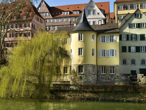 Neckarufer mit Hölderlinturm in Tübingen.  