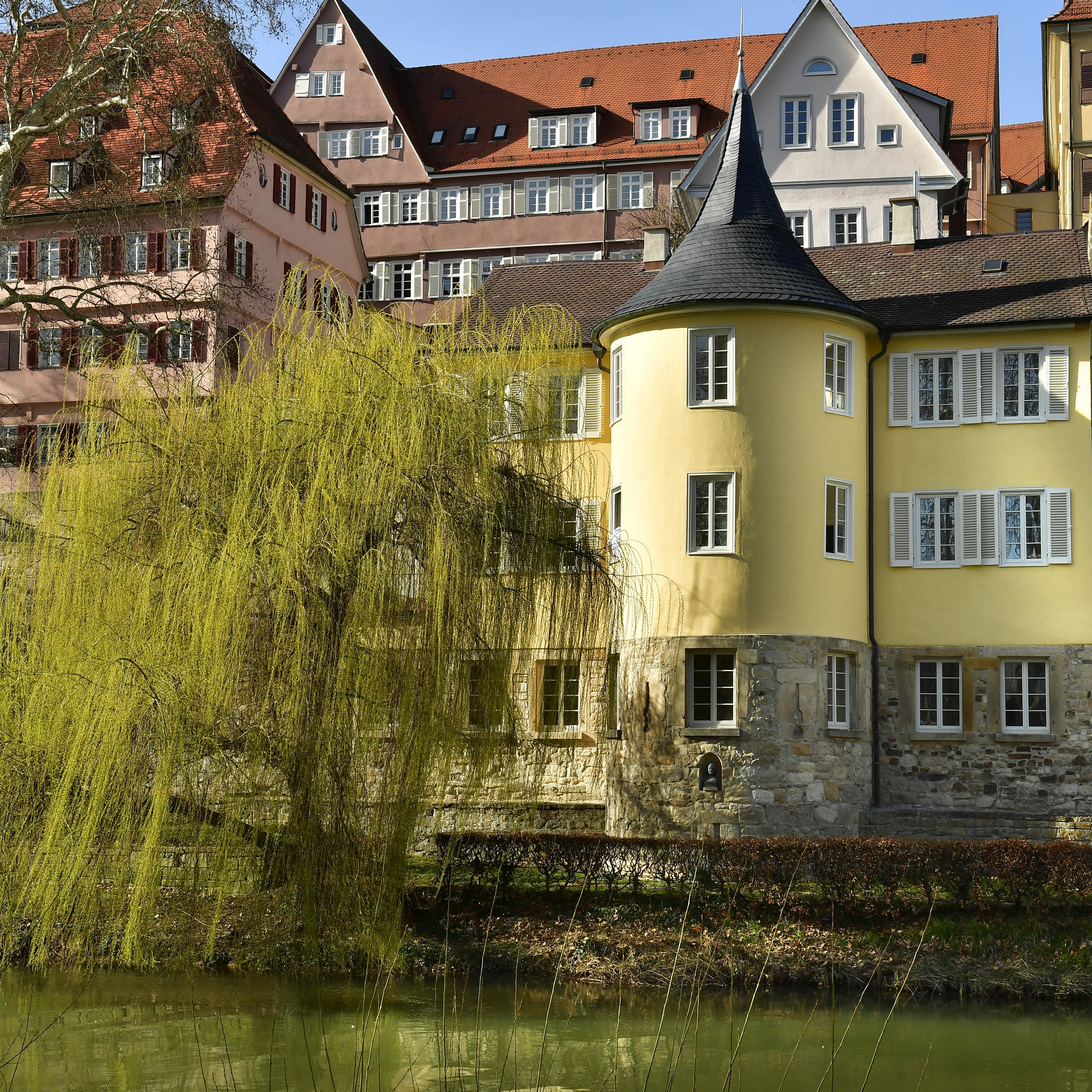 Neckarufer mit Hölderlinturm in Tübingen.  